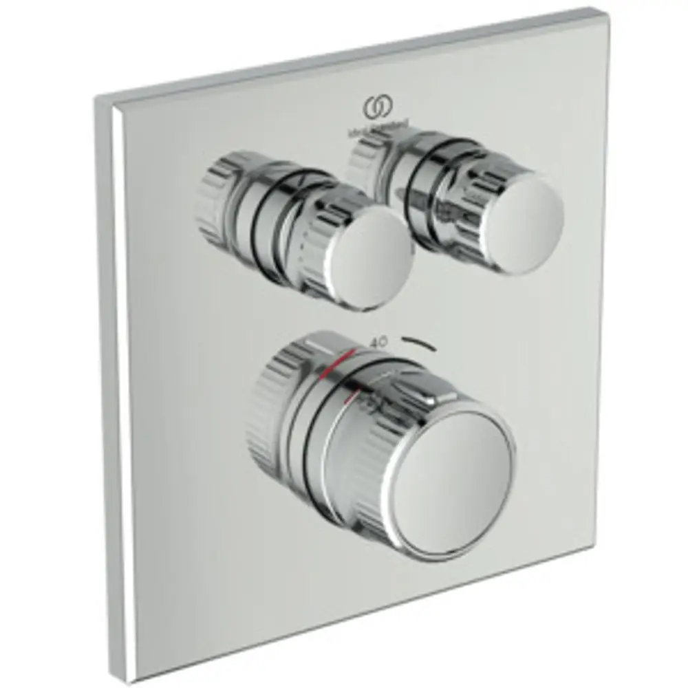 Brausethermostat von Ideal Standard mit drei verchromten Reglern auf einer quadratischen, spiegelnden Oberfläche zur Einstellung von Wassertemperatur und -fluss.